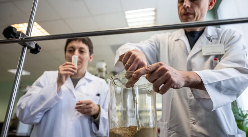 Các nhà nghiên cứu Ba Lan tìm cách tái tạo lại phương thuốc theriac cổ xưa. Nguồn: Science in Poland
