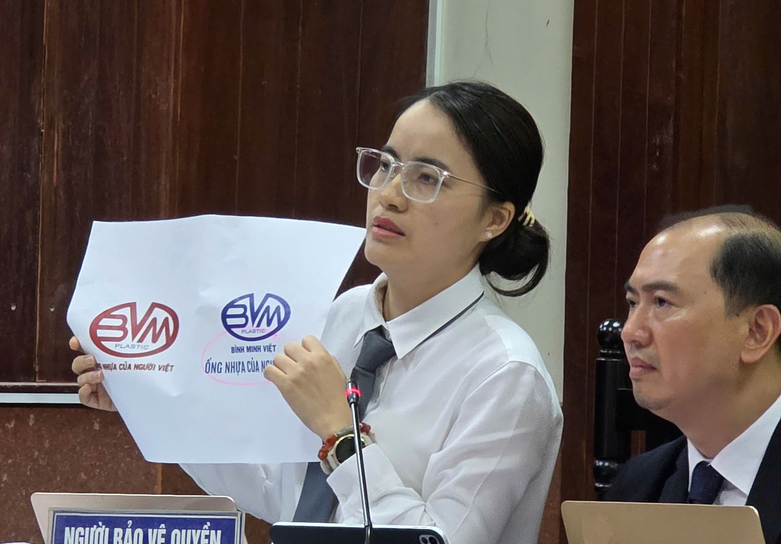 Tại tòa, luật sư bảo vệ cho nguyên đơn Công ty nhựa Bình Minh cho rằng Công ty Bình Minh Việt cố tình vi phạm nhãn hiệu khi đăng ký nhãn hiệu logo màu đỏ nhưng khi gắn nhãn hiệu lên sản phẩm lại để màu xanh. Ảnh: tuoitre.vn