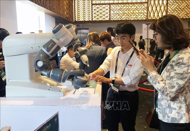 Doanh nghiệp giới thiệu công nghệ Trí tuệ nhân tạo. 