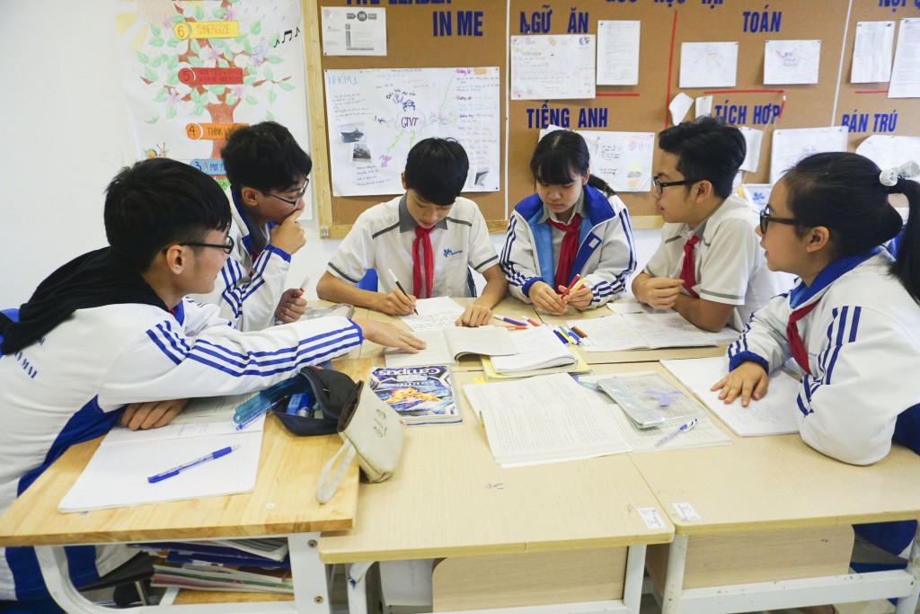 Các trường công lập và tư thục không nên được nhìn nhận như hai hệ thống riêng biệt và cạnh tranh, mà là hai bộ phận bổ trợ cho nhau trong cùng một hệ thống giáo dục quốc dân. Ảnh minh họa: laodongthudo Các trường công lập và tư thục không nên được nhìn nhận như hai hệ thống riêng biệt và cạnh tranh, mà là hai bộ phận bổ trợ cho nhau trong cùng một hệ thống giáo dục quốc dân. Ảnh minh họa: laodongthudo