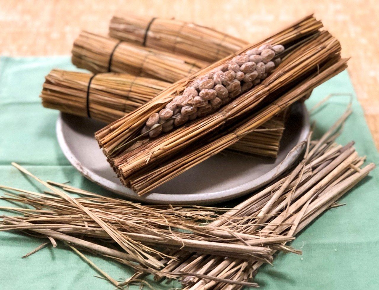 Natto truyền thống được làm bằng cách ủ đậu nành nấu chín trong rơm. Nguồn: Nippon.com
