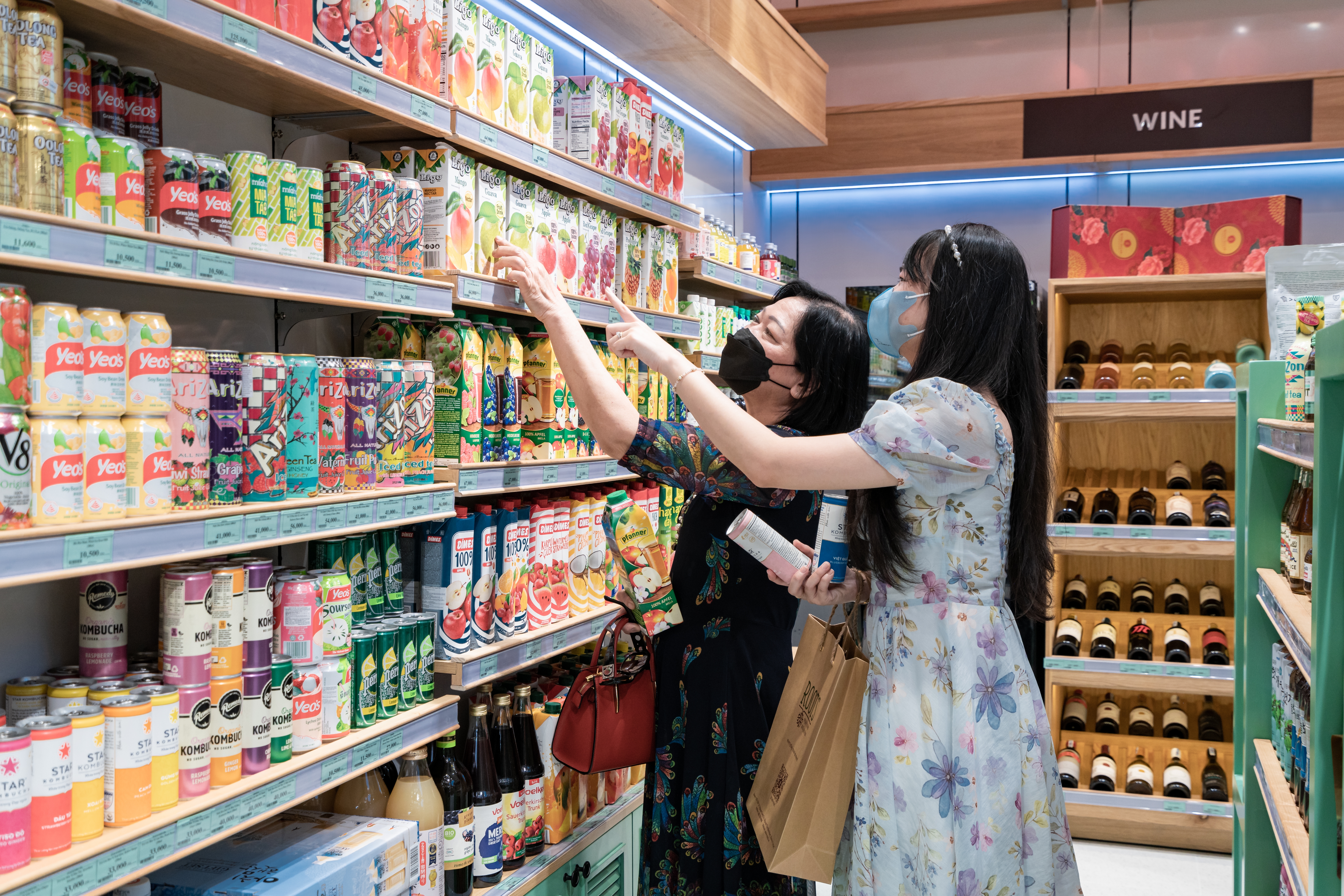 Người dân mua hàng tại một siêu thị ở TP.HCM. Ảnh: Shutterstock Người dân mua hàng tại một siêu thị ở TP.HCM. Ảnh: Shutterstock