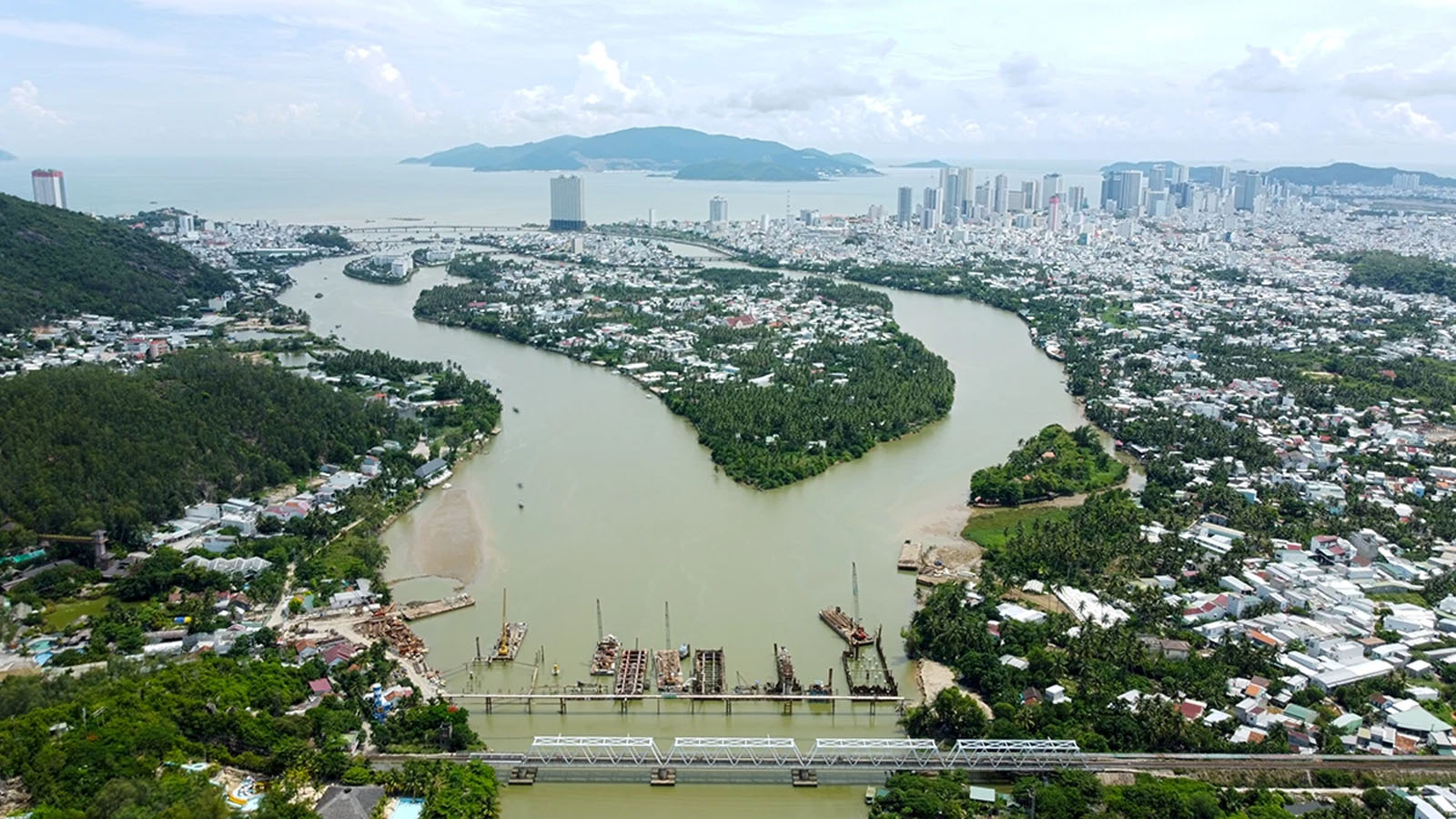 Sông Cái chảy qua TP. Nha Trang, tỉnh Khánh Hòa.
