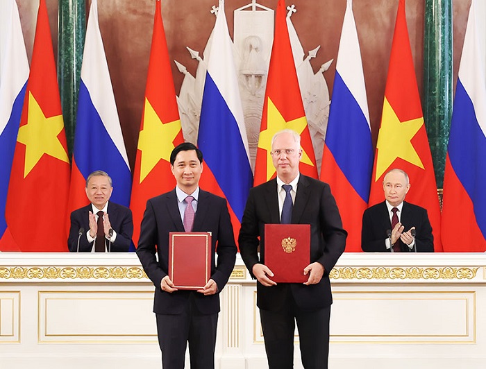 Ông Kirill Dmitriev, Đại diện đặc biệt của Tổng thống Nga về kinh tế và đầu tư nước ngoài, Tổng Giám đốc Quỹ Đầu tư Trực tiếp Nga (RDIF) đại diện phía Nga trao đổi văn kiện hợp tác với ông Ngô Chí Dũng, Chủ tịch kiêm Tổng Giám đốc Công ty vắc xin VNVC trước sự chứng kiến của Tổng thống Nga Putin và Tổng Bí thư Tô Lâm
