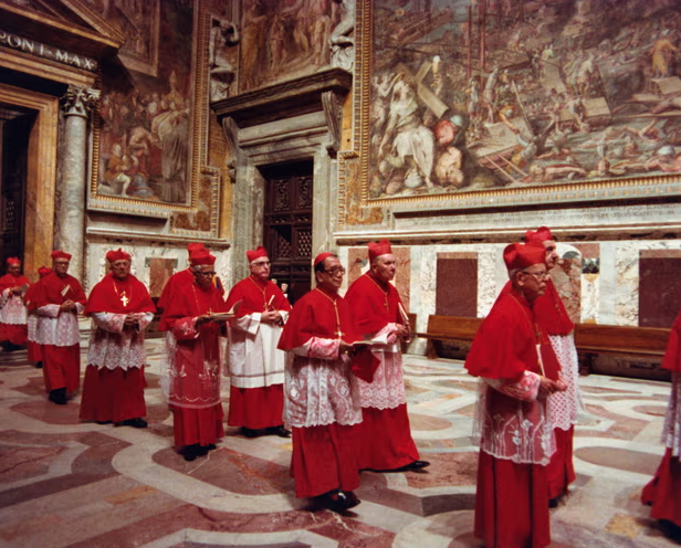 Các hồng y tiến vào nhà nguyện Sistine để bầu người kế nhiệm Giáo hoàng John Paul I vào năm 1978. Nguồn: The Guardian