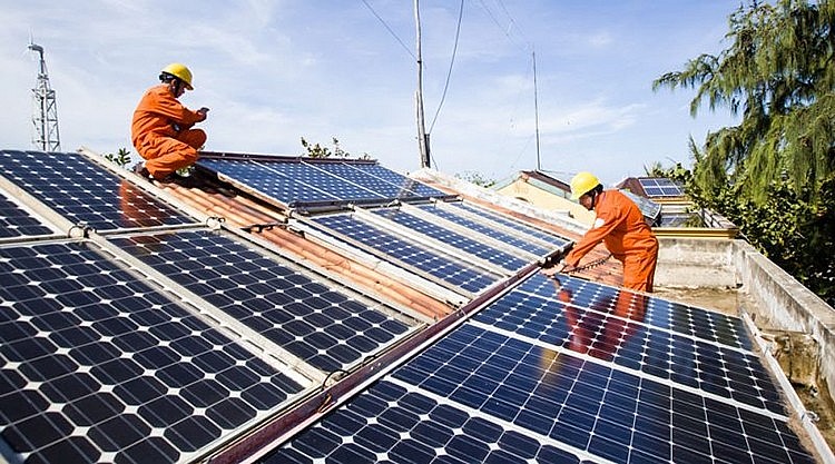 Trong các công nghệ năng lượng tái tạo, điện Mặt trời mái nhà là nguồn điện phân tán tiềm năng mà các hộ gia đình có thể đầu tư. 