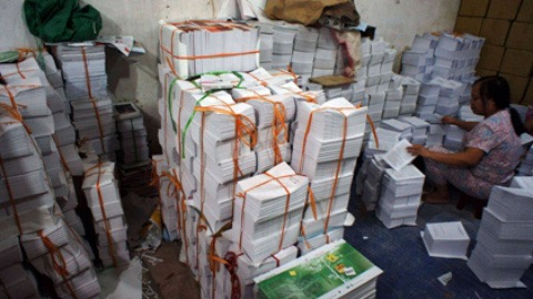 Việc chứng minh thiệt hại để xác định mức bồi thường trong các vụ tranh chấp quyền sở hữu trí tuệ là bài toán phức tạp ở Việt Nam cũng như trên thế giới. Đơn cử vụ kiện giữa Công ty TNHH Văn hóa - Sáng tạo Trí Việt (First News) và cơ sở in Huy Thi, dù bắt quả tang, thu giữ được gần 10 nghìn cuốn sách của Trí Việt bị in lậu tại đây song tòa án vẫn bác yêu cầu bồi thường của Trí Việt vì cho rằng sách chưa phát hành thì chưa có chứng cứ xác định thiệt hại. Ảnh: Thu giữ sách in lậu tại cơ sở in Huy Thi. Nguồn: Vietnamnet.vn