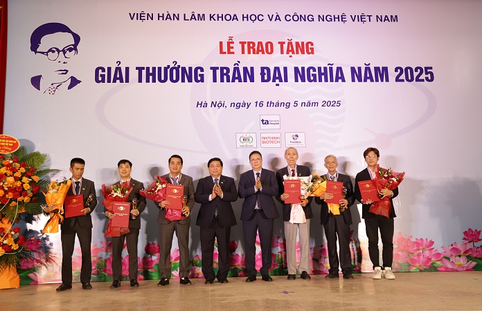 Phó thủ tướng Nguyễn Chí Dũng trao Giải thưởng Trần Đại Nghĩa năm 2025 cho hai công trình. Ảnh: VAST