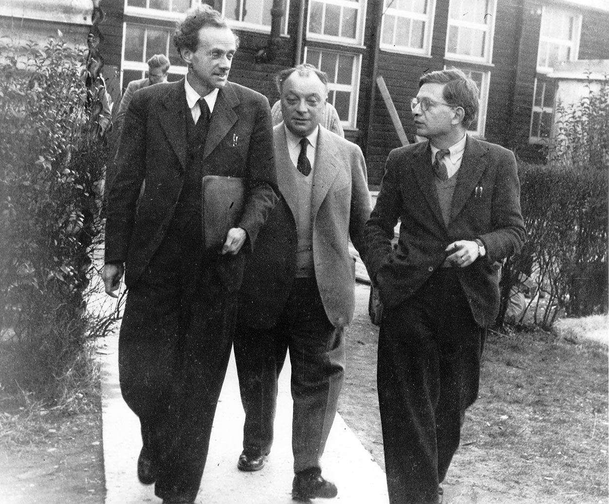 Paul Dirac (trái), Wolfgang Pauli, và Rudolph Peierls (phải), năm 1953. Ảnh: Wikimedia commons
