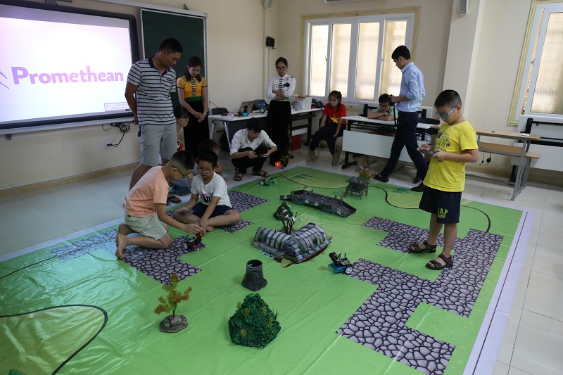 Mô hình tái hiện trận Điện Biên Phủ với các xe robot điều khiển từ xa của Trường Tiểu học Bế Văn Đàn, TP Điện Biên, tại Ngày hội STEM 2019 ở Trường ĐH Khoa học tự nhiên, ĐH Quốc gia Hà Nội. Ảnh: Ngô Hà
