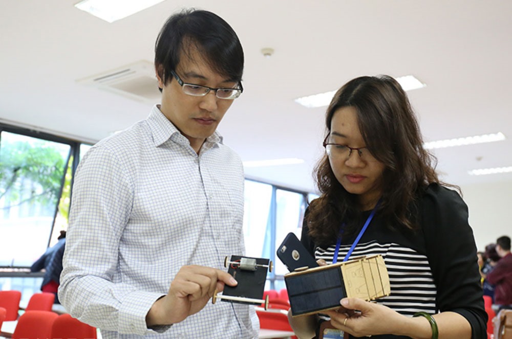 TS Đặng Văn Sơn hướng dẫn cô giáo của một trường trung học cơ sở quận Ba Đình một nội dung về STEM. Ảnh: NVCC