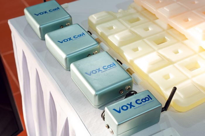 Mô hình “pin lạnh” có thể điều khiển bằng hệ thống IoT (bên trái), bên cạnh là các túi chứa vật liệu đổi pha PCM (bên phải) sẽ được đặt trong các giá pin. Ảnh: VOX Cool Mô hình “pin lạnh” có thể điều khiển bằng hệ thống IoT (bên trái), bên cạnh là các túi chứa vật liệu đổi pha PCM (bên phải) sẽ được đặt trong các giá pin. Ảnh: VOX Cool