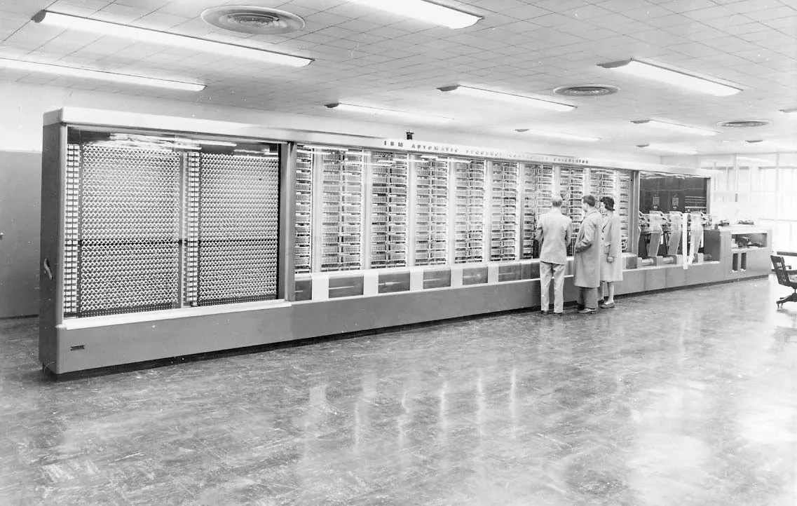 Mark I (1944) dài gần 15 m, nặng 5 tấn và có 750.000 bộ phận cấu thành. Nguồn: IBM Archives