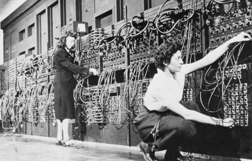 Marlyn Wescoff (trái) và Ruth Lichterman là hai trong số những lập trình viên đầu tiên của ENIAC. Nguồn: Cơ quan lưu trữ quốc gia Hoa Kỳ