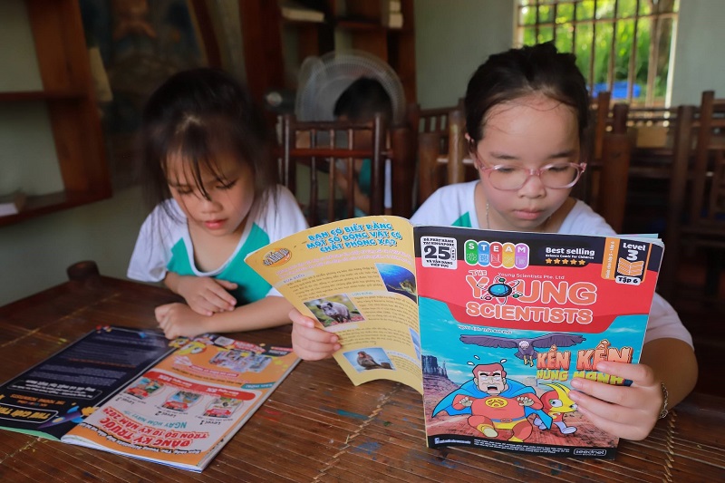 Các bạn nhỏ tại Làng Háo Hức (xã Phúc Tân, huyện Phổ Yên, tỉnh Thái Nguyên) đọc ấn phẩm   The Young Scientists. Ảnh: Làng Háo Hức