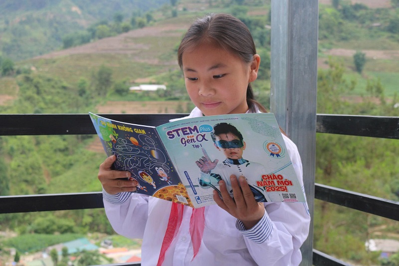 Học sinh Trường phổ thông dân tộc bán trú TH&THCS Lao Chải, huyện Vị Xuyên, tỉnh Hà Giang, với ấn phẩm STEM Plus for Gen α. Ảnh: P. Thảo