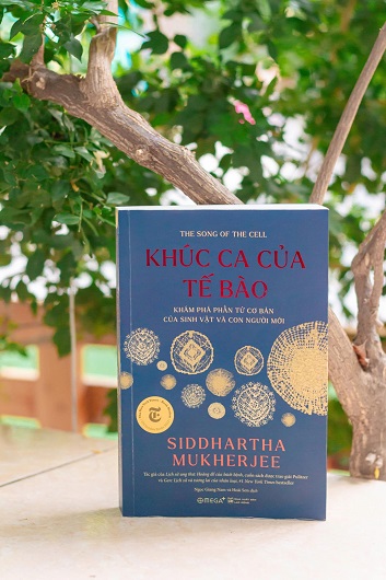 The Song of the Cell: An Exploration of Medicine and the New Human được xuất bản lần đầu vào năm 2022. Trong ảnh: Bản tiếng Việt của cuốn sách được ấn hành mới đây. Tác giả: Mai Phương