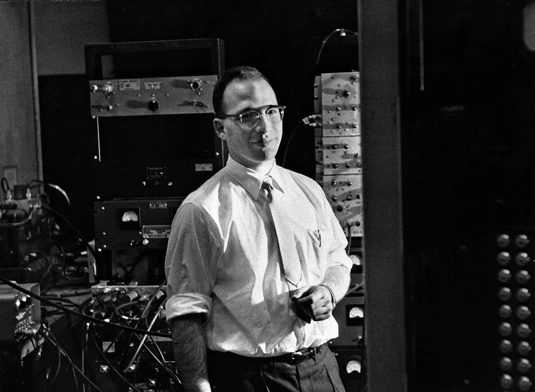 Tiến sĩ Richard L. Garwin năm 1960 tại Phòng thí nghiệm IBM Watson thuộc Đại học Columbia ở New York. Nguồn: AP