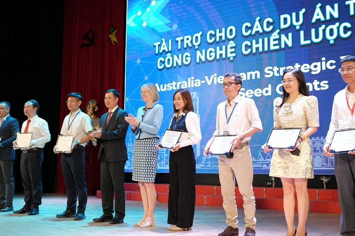 Đại sứ Úc trao tài trợ cho 8 dự án hạt giống công nghệ chiến lược và 19 Giải thưởng Phụ nữ trong Công nghệ và Sáng tạo. Ảnh: BTC