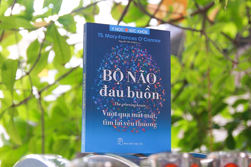 “The grieving brain” của Mary-Frances O’Connor ra mắt lần đầu tại Mỹ vào năm 2022 – khi sự mất mát do dịch Covid – 19 lên đến đỉnh điểm. Trong ảnh: Bản tiếng Việt. Tác giả: ĐTA