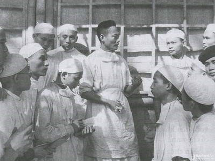 GS. Tôn Thất Tùng giảng bài cho các sinh viên trường Đại học Y khoa (1947). Ảnh tư liệu