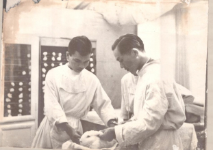 GS. Đặng Văn Ngữ trong phòng thí nghiệm tại trường Đại học Y khoa (Chiêm Hóa).