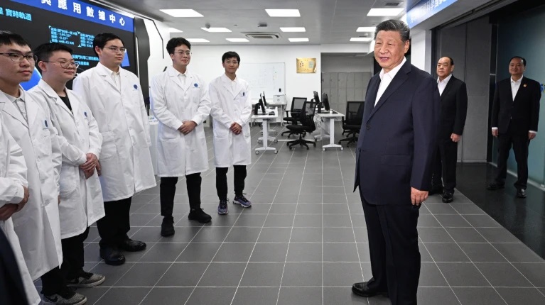 Chủ tịch Trung Quốc Tập Cận Bình trao đổi với các nhà nghiên cứu trường Đại học KH&CN Macau. Ảnh: Xie Huanchi/Xinhua via Alamy