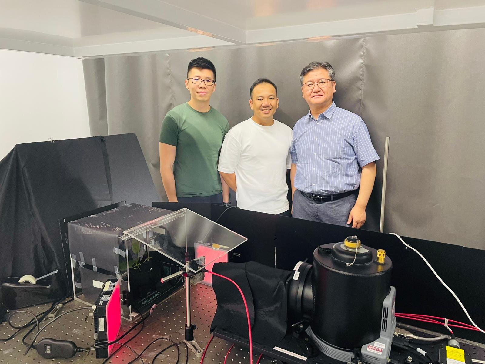 Nhóm nghiên cứu trong phòng thí nghiệm. Từ trái sang phải: TS.Benny Sng, TS. Khổng Đức Thịnh, và TS. In-Cheol Jang. Ảnh: SMART DiSTAP