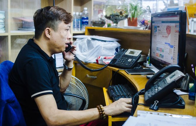 Anh Nguyễn Anh Phong - đại diện Mạng lưới người sống chung với HIV tại Việt Nam (VNP+)  tại phía Nam thực hiện tư vấn trực tuyến và qua điện thoại. Ảnh: Nguyễn Anh Phong/UNAIDS