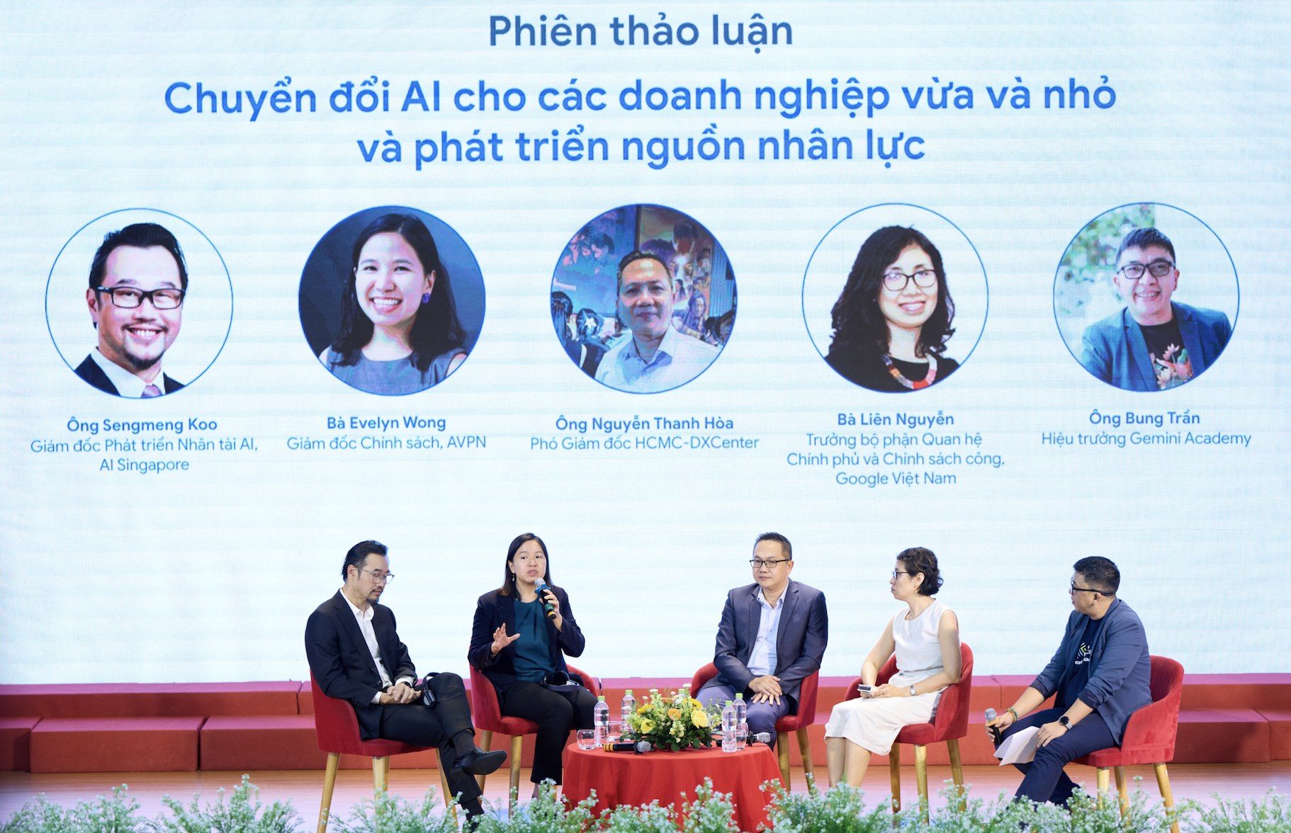 Diễn đàn "Chuyển đổi AI cho doanh nghiệp vừa và nhỏ và phát triển nguồn nhân lực" được tổ chức trong khuôn khô hội thảo "Từ chuyển đổi số đến chuyển đổi AI".