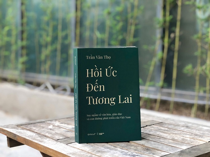 Từ đầu thập niên 1990, GS Trần Văn Thọ trở thành cây bút quen thuộc của nhiều tờ báo Việt Nam như Thời báo Kinh tế Sài Gòn, Tuổi Trẻ, Thanh Niên, Tia Sáng... Hồi ức đến tương lai là tác phẩm mới nhất của ông, tập hợp hơn 80 bài viết,  phần lớn trong số này đã được công bố trên báo chí Việt Nam trong giai đoạn 1997-2025. Ảnh: Mai Phương