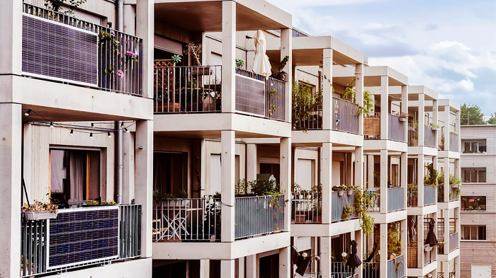 Chỉ riêng trong năm 2024, hơn 800.000 hệ thống điện mặt trời ban công đã được lắp đặt trên khắp nước Đức, minh chứng cho tính khả thi, hiệu quả và khả năng nhân rộng của mô hình này. Ảnh: Istock