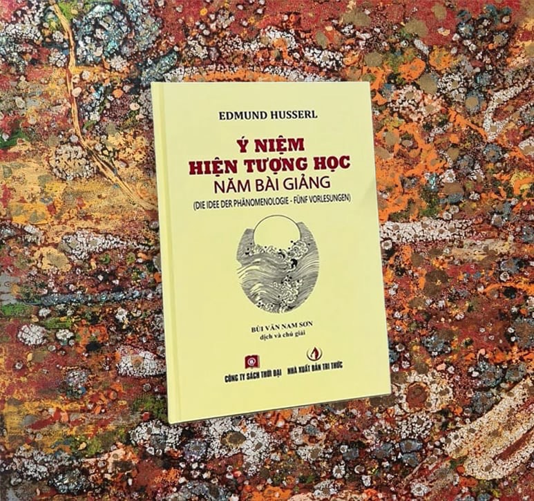 Khác với những bản dịch gián tiếp từ tiếng Pháp hoặc tiếng Anh trước đây – vốn có xu hướng “mềm hóa” Husserl bằng ngôn ngữ diễn giải – bản dịch trực tiếp từ tiếng Đức của Bùi Văn Nam Sơn là một cuộc đối thoại trung thành với nguyên tác, đặc biệt ở cấp độ cấu trúc và tư duy. Ảnh: DH Khác với những bản dịch gián tiếp từ tiếng Pháp hoặc tiếng Anh trước đây – vốn có xu hướng “mềm hóa” Husserl bằng ngôn ngữ diễn giải – bản dịch trực tiếp từ tiếng Đức của Bùi Văn Nam Sơn là một cuộc đối thoại trung thành với nguyên tác, đặc biệt ở cấp độ cấu trúc và tư duy. Ảnh: DH