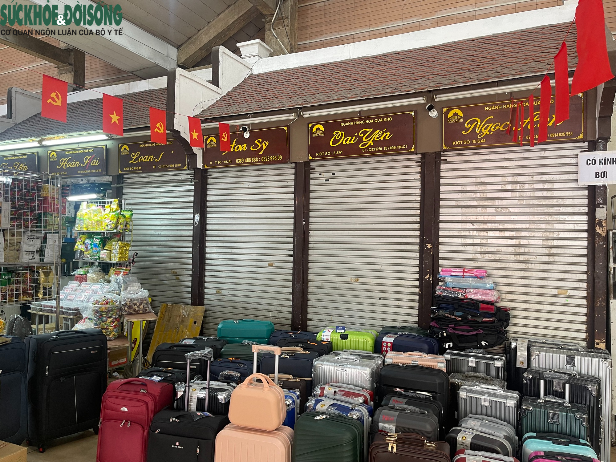 Đầu tháng 6/2025, nhiều gian hàng ở chợ Đồng Xuân đồng loạt đóng cửa.