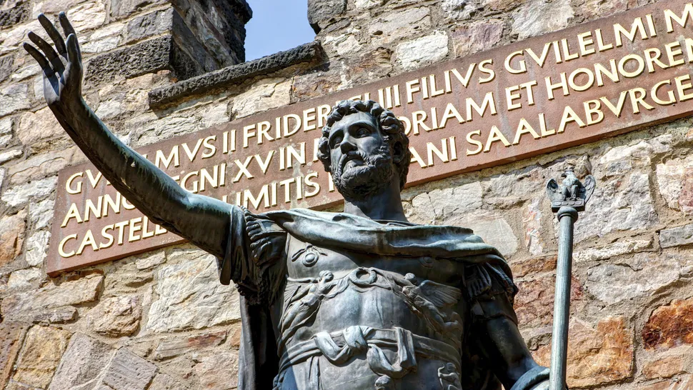 Hoàng đế La Mã Antoninus Pius có thể gặp khó khăn trong việc hiểu tiếng Latin theo dạng hiện đại. Bức tượng Hoàng đế Antoninus Pius được đặt tại Hesse (Đức). Nguồn: Martin Moxter/ Getty Images Hoàng đế La Mã Antoninus Pius có thể gặp khó khăn trong việc hiểu tiếng Latin theo dạng hiện đại. Bức tượng Hoàng đế Antoninus Pius được đặt tại Hesse (Đức). Nguồn: Martin Moxter/ Getty Images