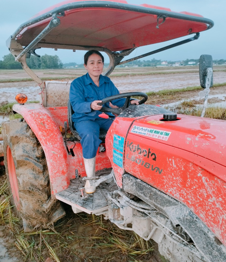 Không phải phụ nữ nào cũng biết sử dụng các thiết bị kỹ thuật sản xuất như nam giới. Trong ảnh, chị Dương Thị Luyến, Chi hội trưởng nông dân thôn Bình Sơn, xã Gia Hanh, huyện Can Lộc, tỉnh Hà Tĩnh lái máy cày làm đất đẩy nhanh tiến độ sản xuất hè thu năm 2023. Ảnh: Hội nông dân Hà Tĩnh.