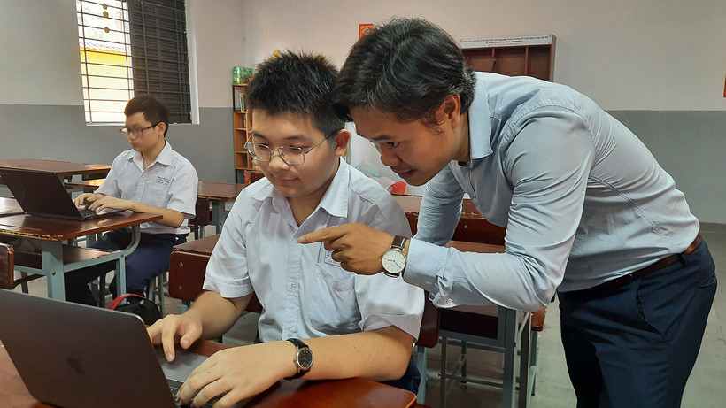 Học sinh Trường THPT chuyên Lê Hồng Phong thành phố Hồ Chí Minh học AI tại trường. Ảnh: Báo Nhân dân