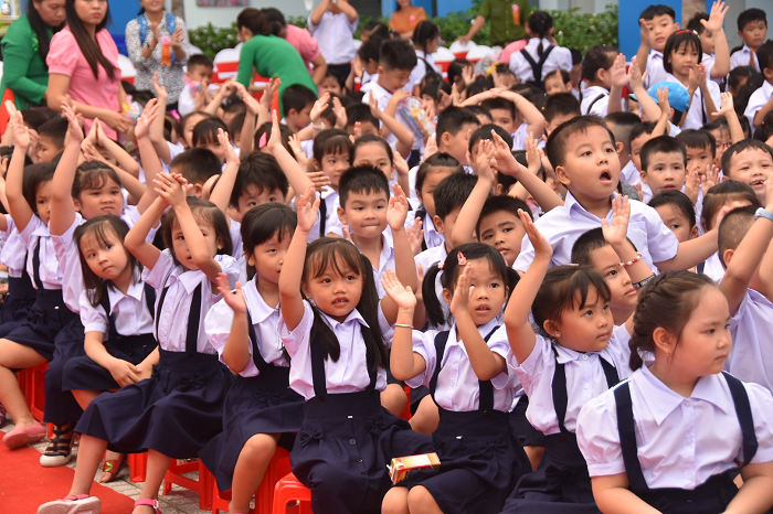 Học sinh tiểu học là nhóm dễ bị tác động tiêu cực nhất bởi ô nhiễm không khí. Ảnh: Saigoneer.