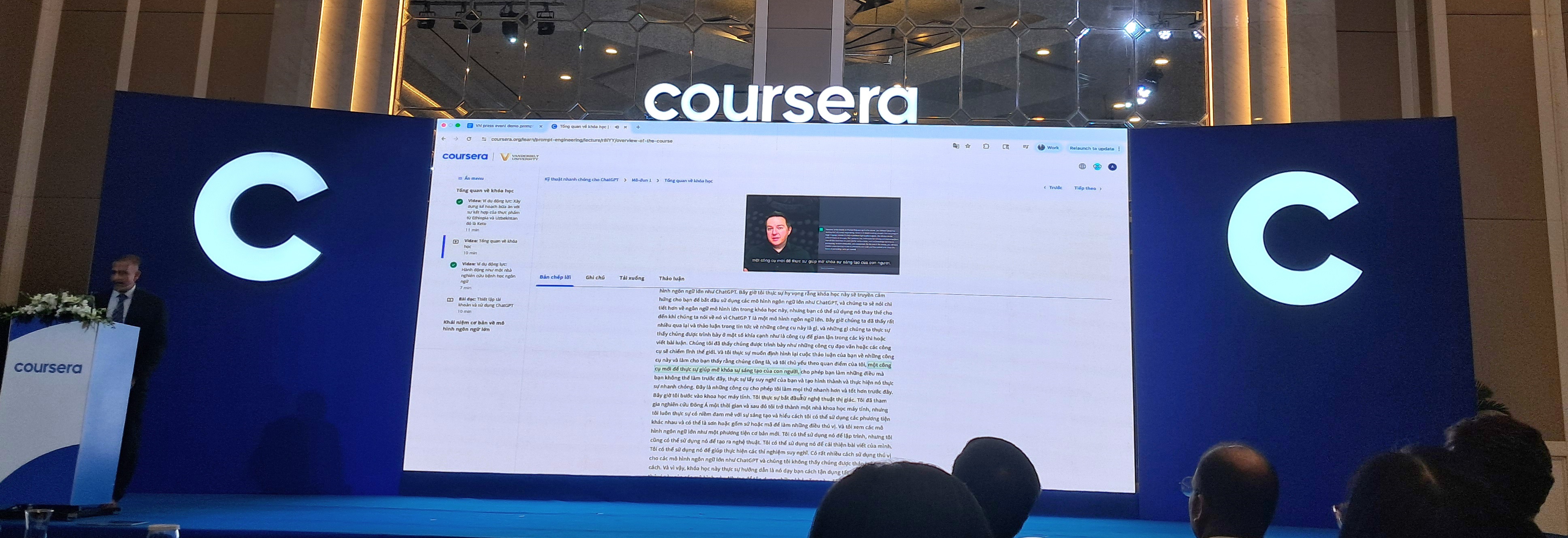 Nhờ trình dịch máy tự động, người học Coursera có thể sử dụng các học liệu bằng tiếng Việt. Ảnh: T.L