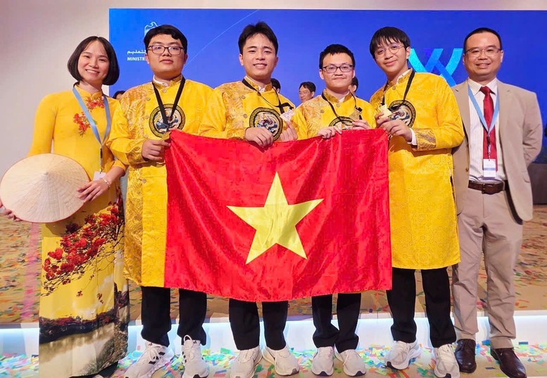 + ảnh: Bốn thí sinh Việt Nam tại ICHO 2025. Nguồn: VGP