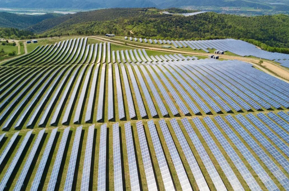 Trang trại quang năng hai mặt lớn nhất EU tại thị trấn Kozani, Hy Lạp. Ảnh: earth.org