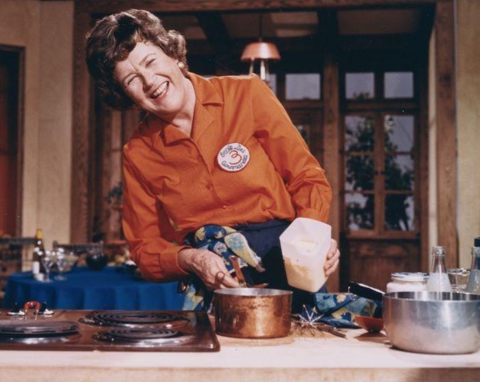 Julia Child, người đã góp phần phổ biến “quy tắc năm giây” khi đồ ăn rơi xuống đất. Nguồn: Guiding Stars