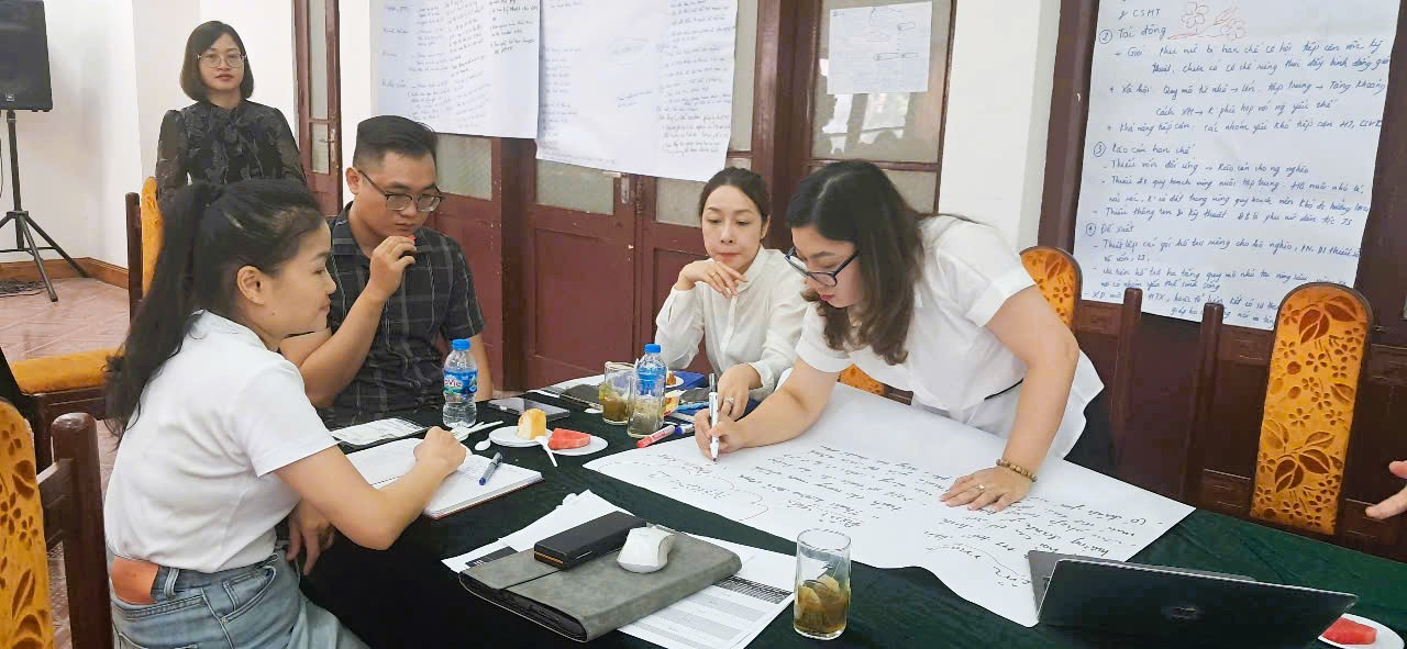 Các học viên thực hành đánh giá tác động của một số chính sách mới ban hành lên đổi mới sáng tạo. Ảnh: Ngô Hà
