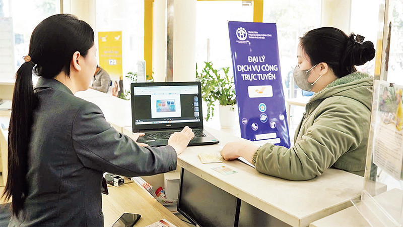 Người dân làm thủ tục tại cơ quan hành chính. Ảnh: nhandan