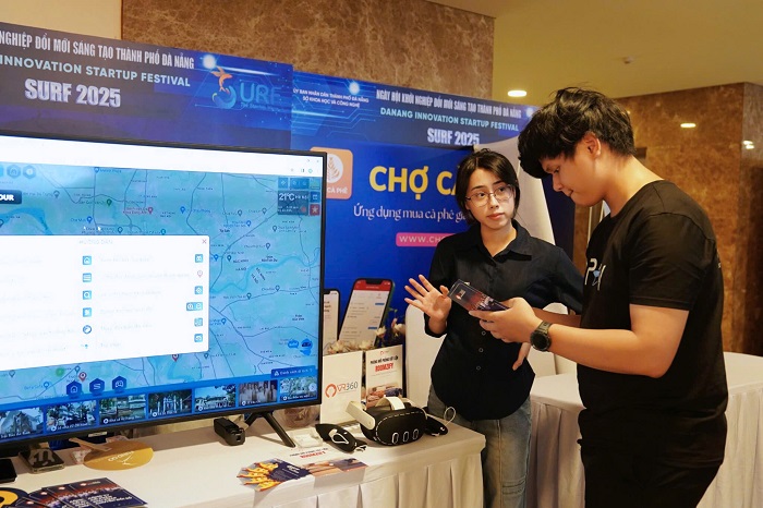 Một gian trung bày sản phẩm của các startup tại sự kiện SURF 2025. Ảnh: VR360