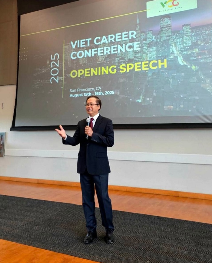 Tổng lãnh sự Hoàng Anh Tuấn tại sự kiện. Ảnh: Bung Trần