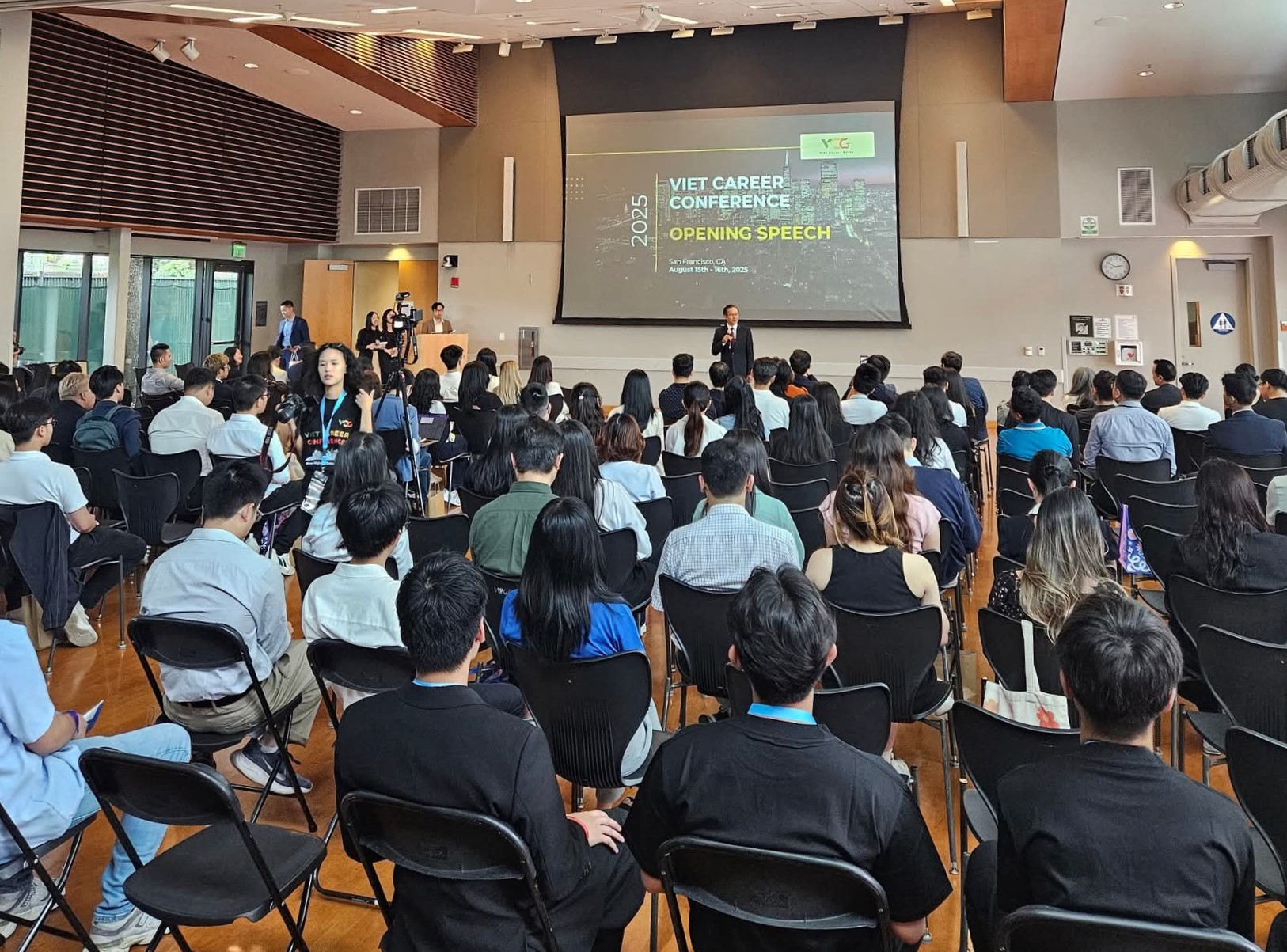Tổng lãnh sự Hoàng Anh Tuấn và hàng trăm sinh viên Việt Nam tại Hội thảo hướng nghiệp Việt tổ chức ở San Francisco, Mỹ hồm 15/8/2025. Ảnh: Bung Trần