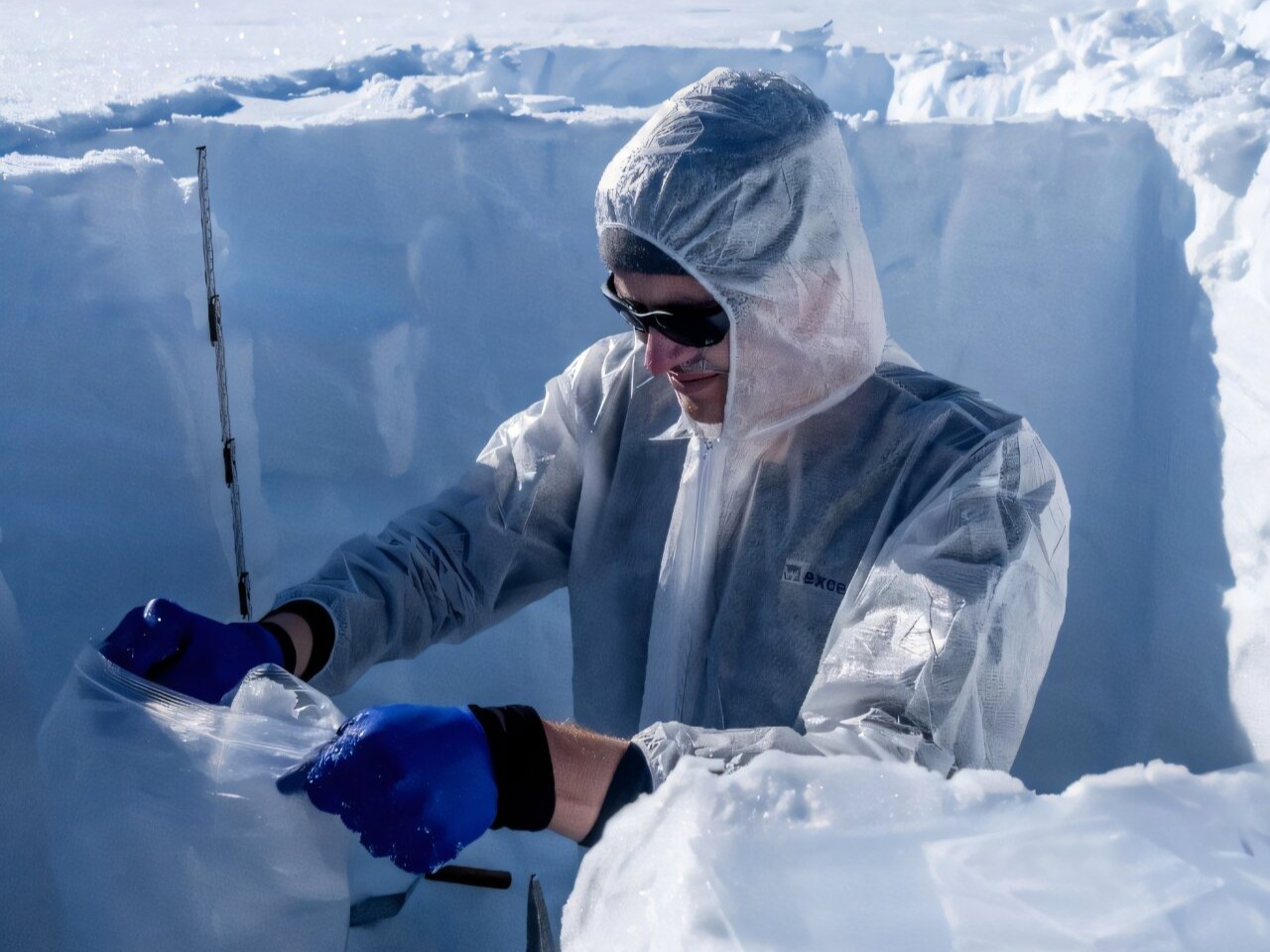 Các nhà khoa học đo mức độ ô nhiễm kim loại nặng trong băng và tuyết tại Nam Cực. Ảnh: phys.org