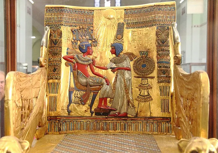 Phần tựa lưng dát vàng trên ngai vàng của Tutankhamun. Nguồn: Wikimedia Commons
