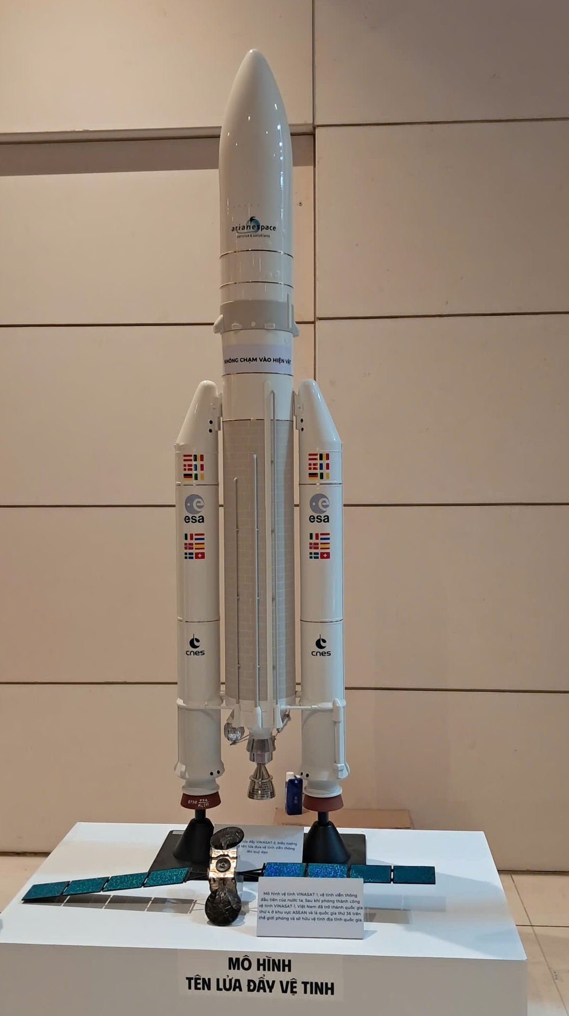 Mô hình tên lửa đẩy Ariane 5 của Cơ quan Hàng không vũ trụ châu Âu (Arianespace), mang theo vệ tinh VINASAT - 2 của Việt Nam phóng lên quỹ đạo vào tháng 5/2012.
